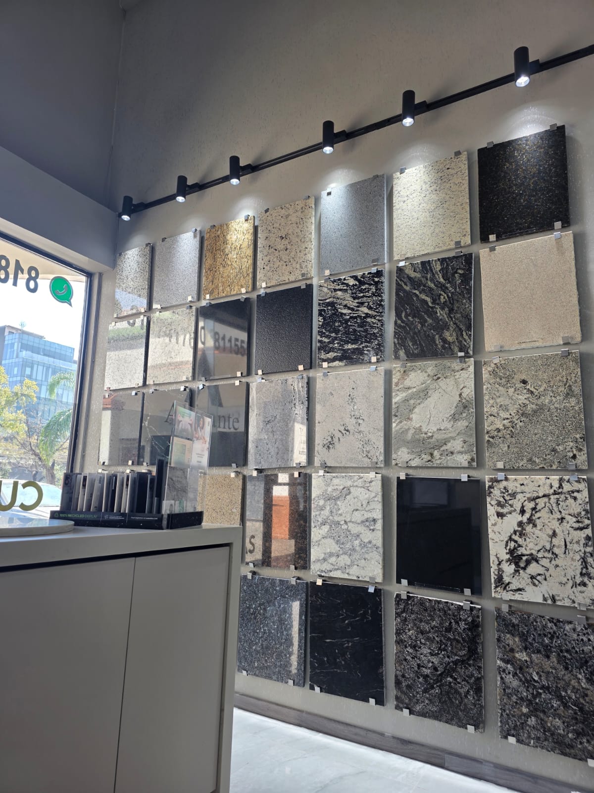 Showroom de interiores con acabados premium