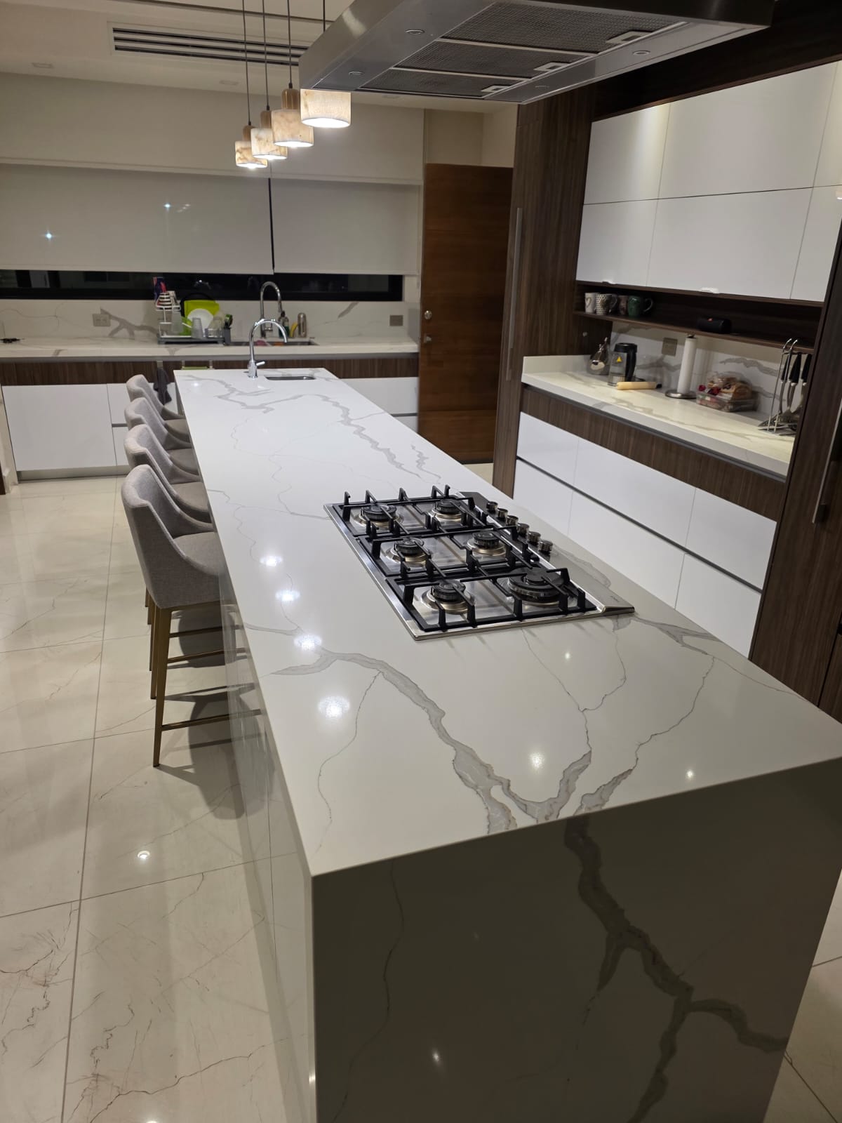 Cocina residencial con cubierta de mármol y diseño premium